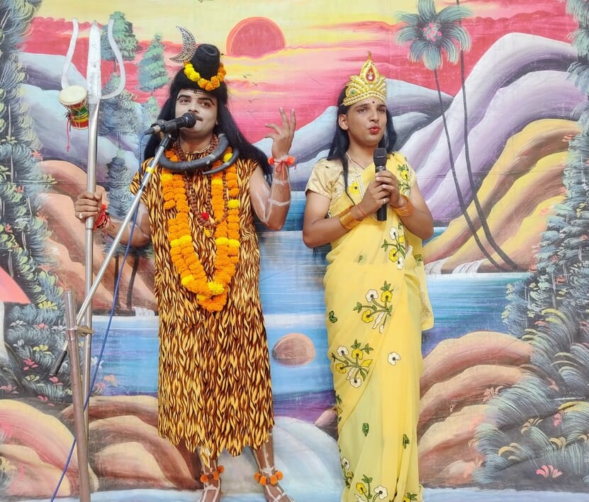 अमीर पट्टी हनुमान मंदिर पर रामलीला में मंचन करते कलाकार। संवाद