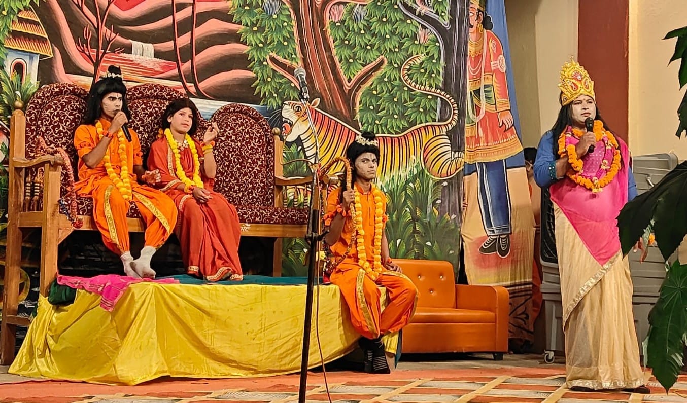 बाबूसराय रालीला में मंचन करते कलाकार। संवाद