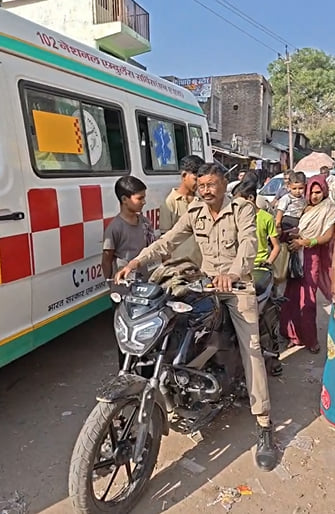 Agra News: टप्पेबाजी का शोर, बाइक और बैग छोड़ भागे सवार