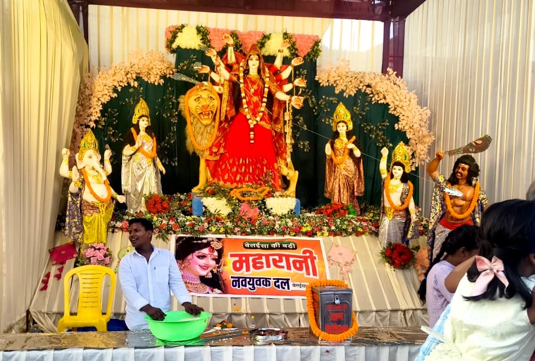 Azamgarh News: बेलइसा मेले में मां दुर्गा के दर्शन को उमड़ी भीड़