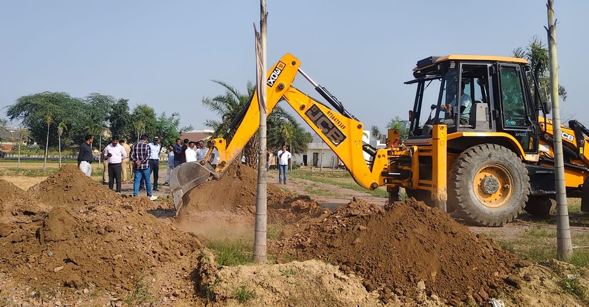 Hapur News: महीनों बाद जागे अधिकारी, बुलंदशहर रोड की अवैध प्लॉटिंग पर चला बुलडोजर