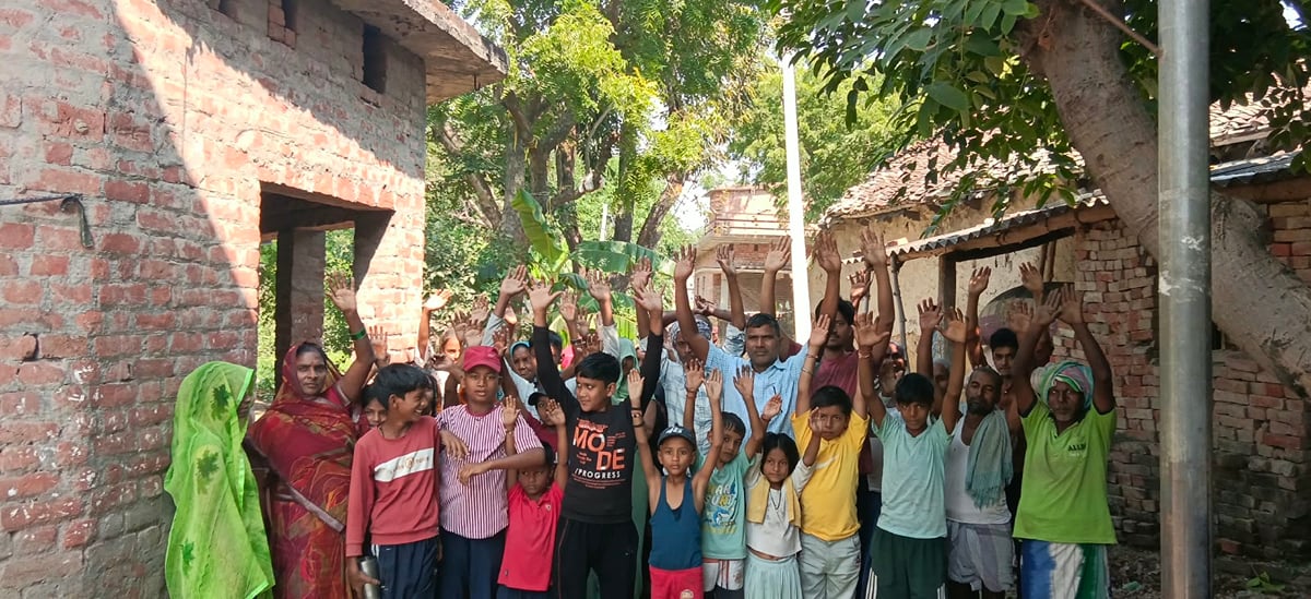 Sant Kabir Nagar News: बंदरों के आतंक से ग्रामीण हुए परेशान, किया प्रदर्शन