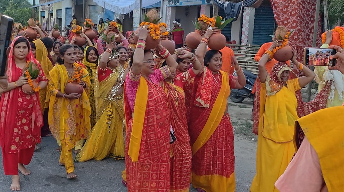 Azamgarh News: कलश यात्रा के साथ भागवत कथा महोत्सव का शुभारंभ