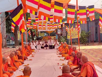 बुद्ध विहार में आयोजित कार्यक्रम में उपस्थित समाज के लोग। स्रोत: आयोजक