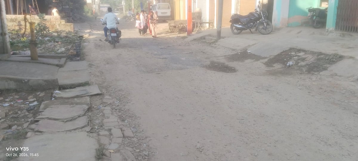 Sant Kabir Nagar News: चुरेब-भाटपार मार्ग पर जगह-जगह गड्ढे, राहगीराें का चलना मुश्किल