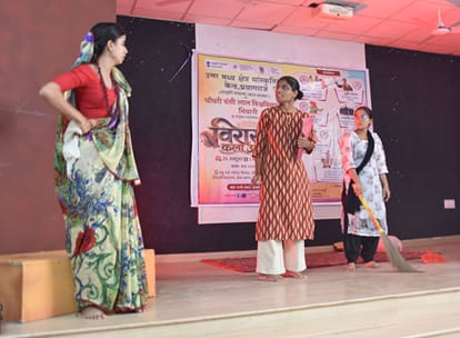 चौधरी बंसी लाल विश्वविद्यालय में आयोजित विरासत कला उत्सव में प्रस्तुति देतीं छात्राएं।