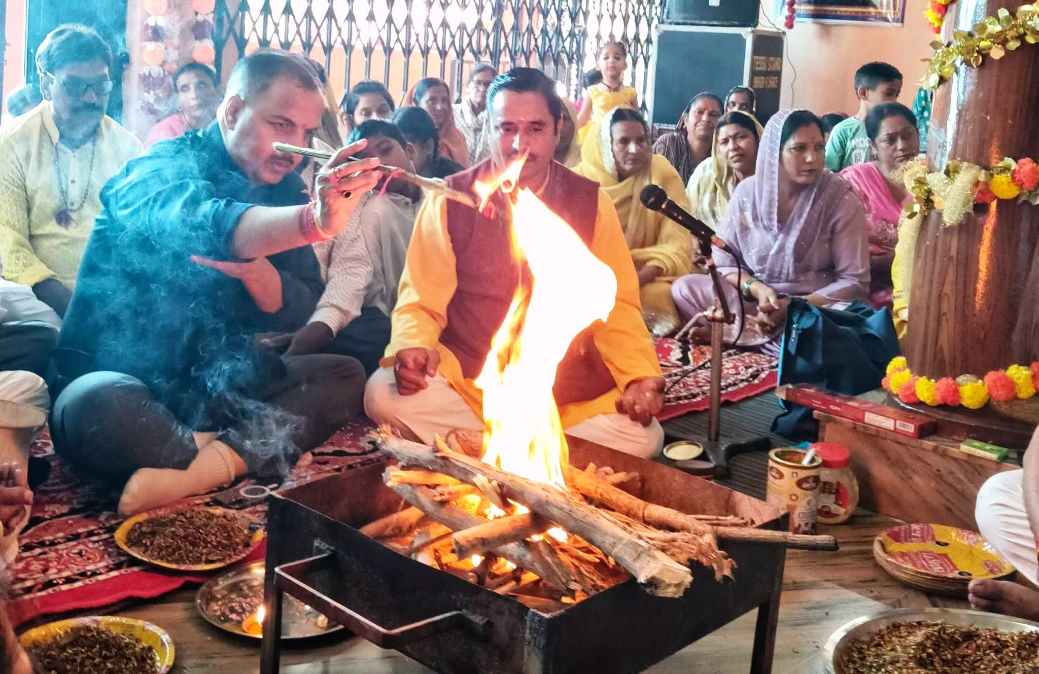 डियारा में महर्षि वाल्मीकि मंदिर परिसर में आयोजित वाल्मीकि प्रकाश पर्व में हवन यज्ञ में भाग लेत