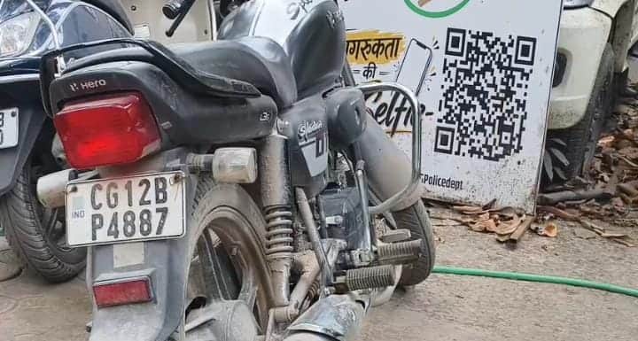 Youth roaming with Activa's number plate on Splendor bike caught by owner in Korba's Dadar road,