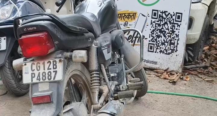 Youth roaming with Activa's number plate on Splendor bike caught by owner in Korba's Dadar road,