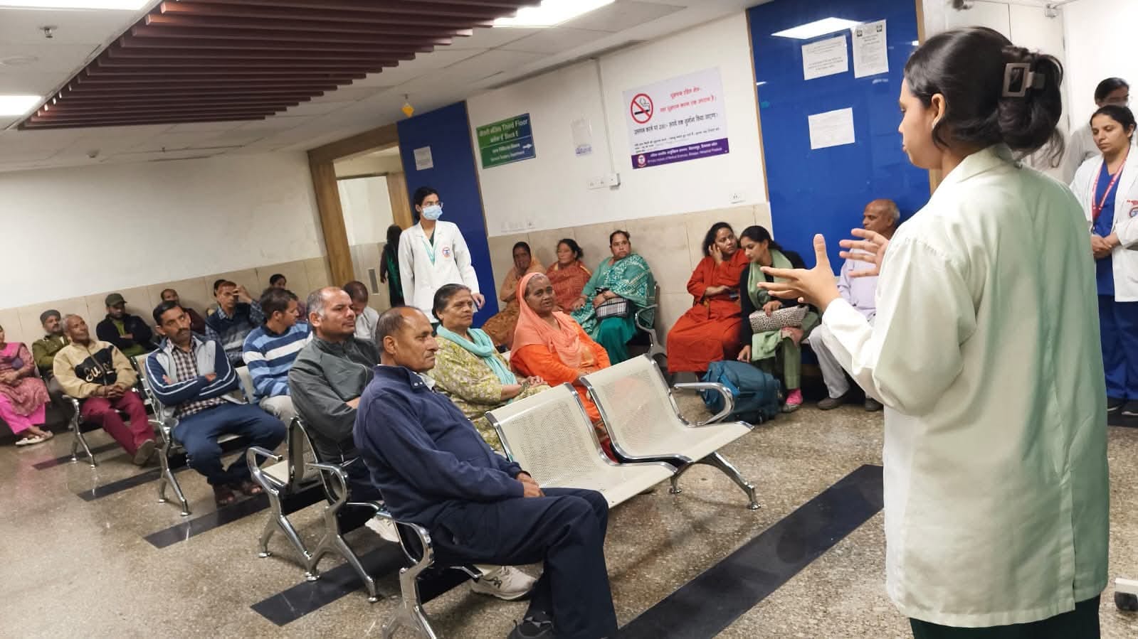 एम्स बिलासपुर में तीमारदारों को जानकारी देती प्रशिक्षु चिकित्सक। स्रोत: एम्स प्रबंधन
