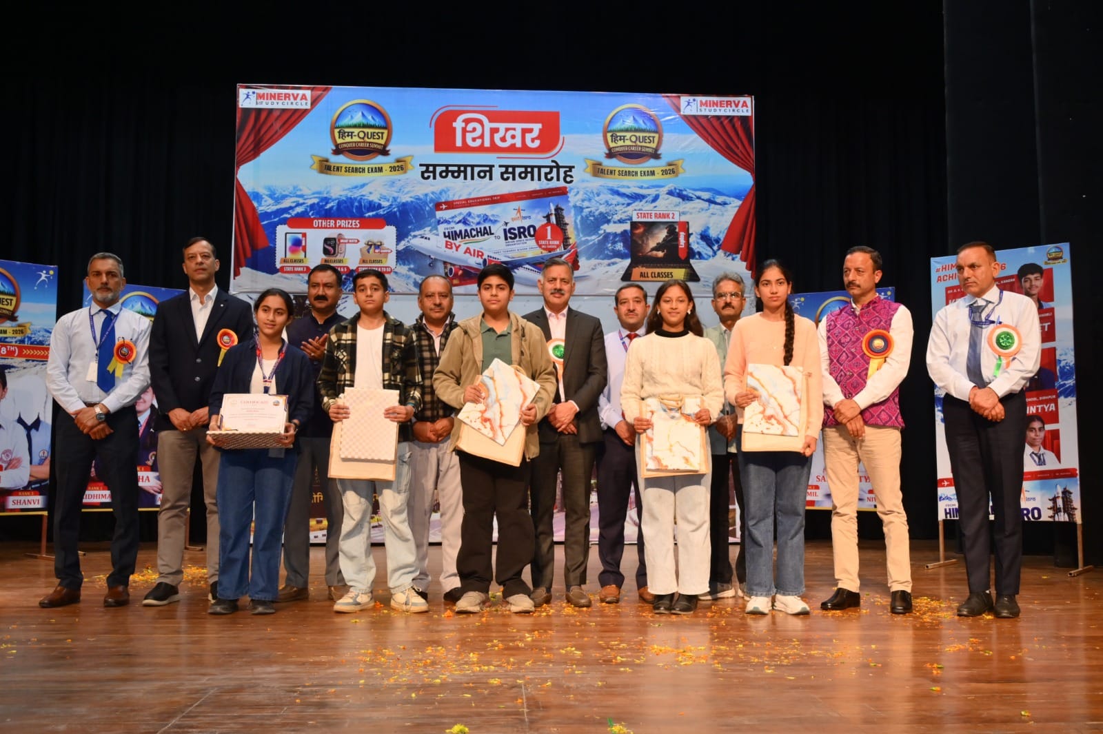 एनआईटी हमीरपुर में आयोजित कार्यक्रम हिम क्वेस्ट के मेधावियों को सम्मानित करते मंत्री राजेश धर्म
