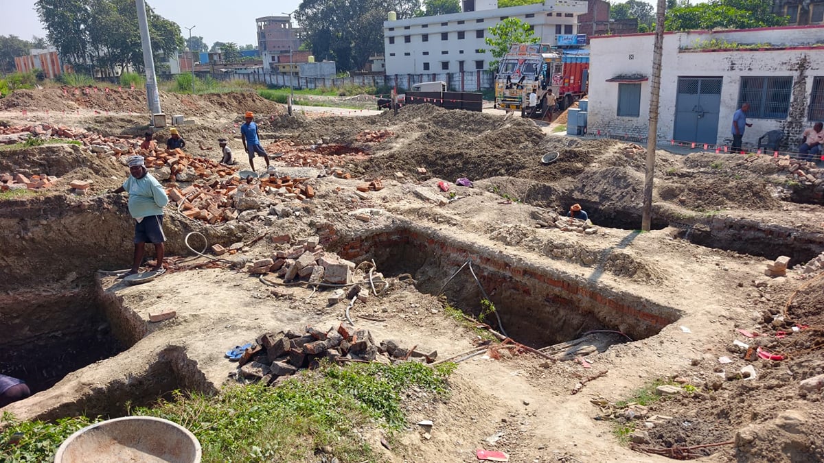 Ballia News: फेफना जंक्शन के मुख्यद्वार पर टिकट घर का निर्माण हो रहा
