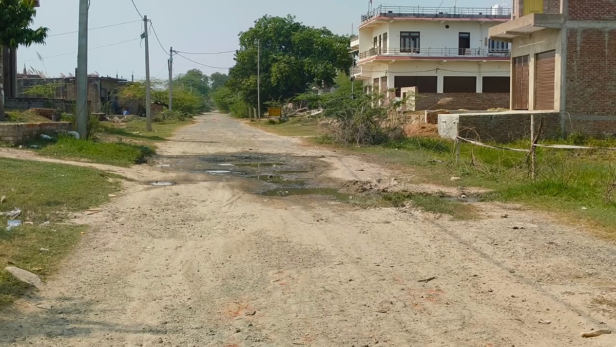 Auraiya News: सड़क पर जानलेवा गड्ढों से 15 हजार लोगों का सफर दुश्वार