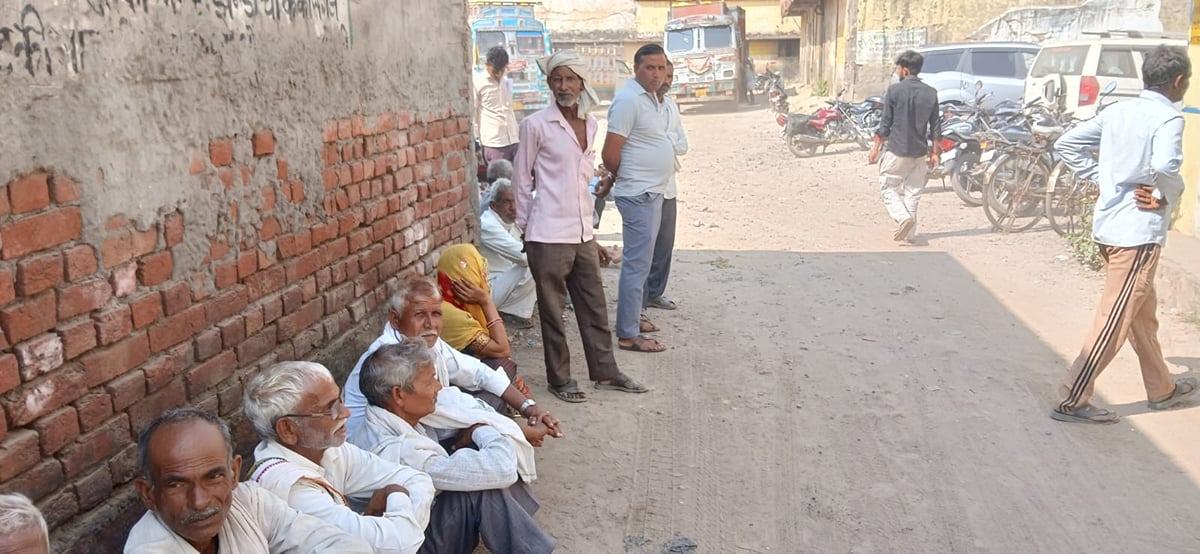 Kasganj News: सहकारी समितियों की हड़ताल से बुवाई अटकी, चिंता में किसान