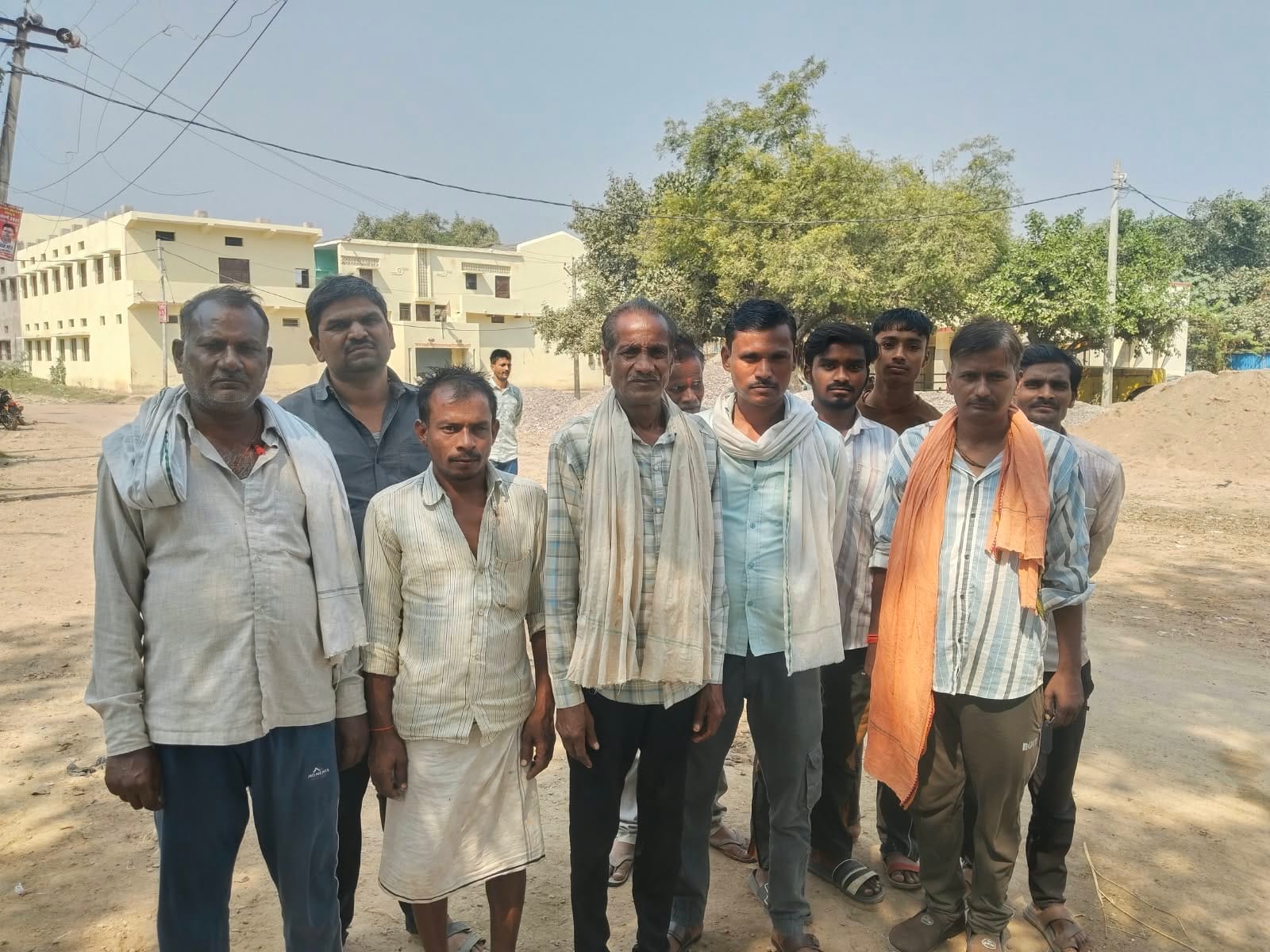 फोटो-10- बिजली अव्यवस्था को लेकर शिकायत करते कटरा हार के ग्रामीण। संवाद