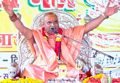 फोटो-10-मलवा के रेवाड़ी बुजुर्ग में शिव महापुराण कथा कहते प्रवाचक। संवाद
