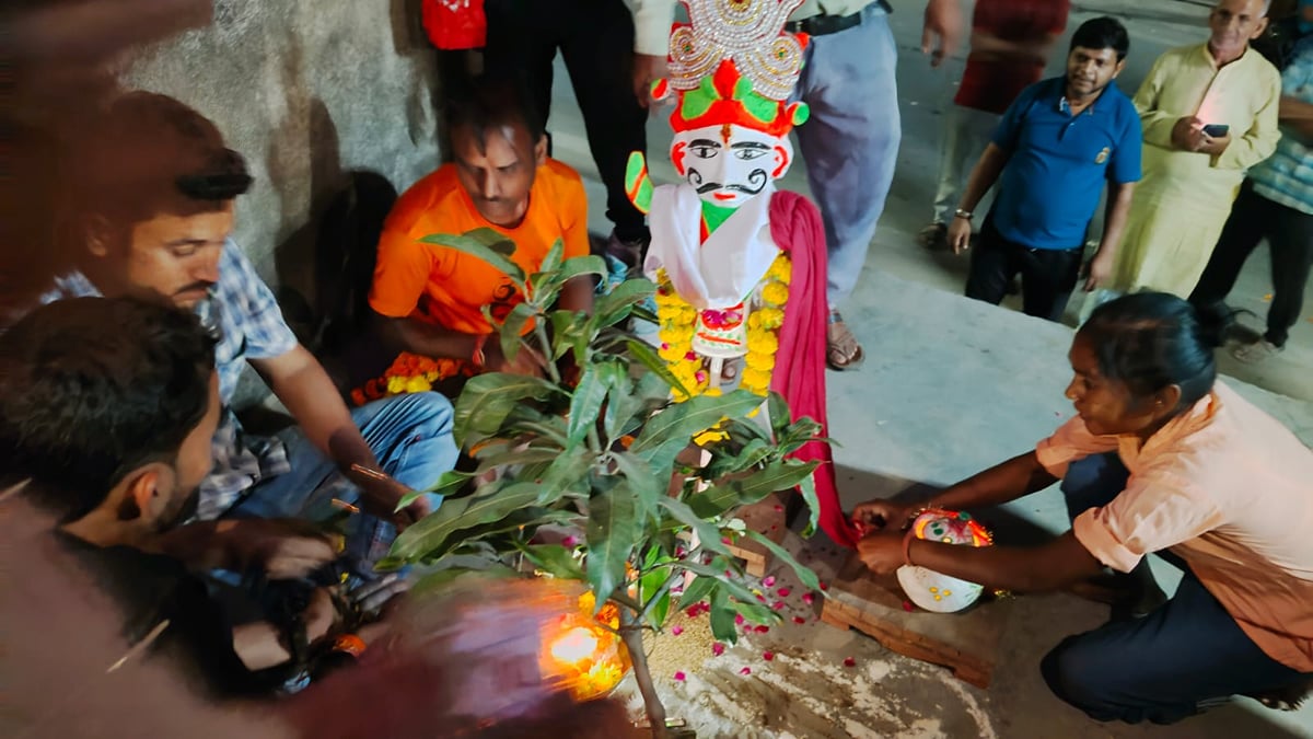 Etawah News: सज धजकर पहुंचे टेसू राजा झेंझी काे ब्याहने