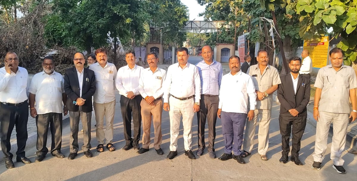 Balrampur News: डीएम से वार्ता में नहीं बनी बात, आज भी नहीं होगा काम