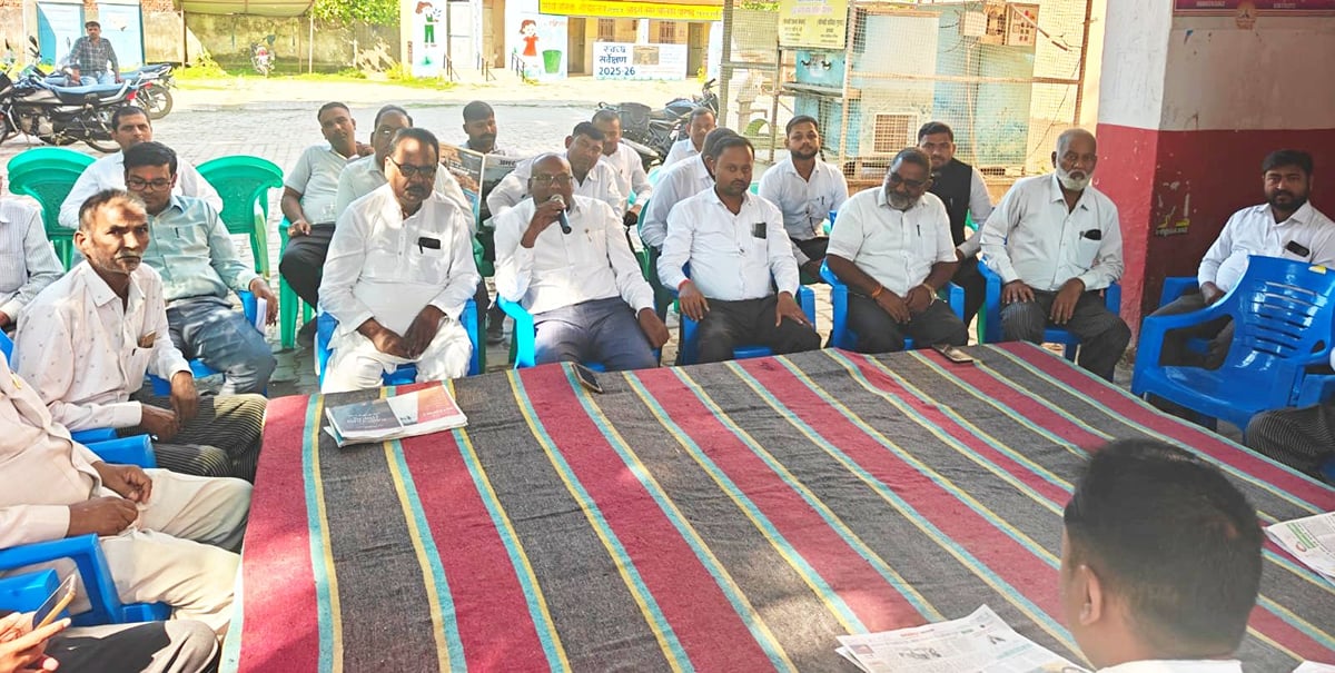 Balrampur News: जिला मुख्यालय पर हड़ताल खत्म, तहसीलों में जारी रहेगा आंदोलन