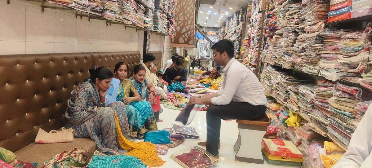 Banda News: रेडीमेड ब्लाउज संग शिफॉन साड़ियों की मांग
