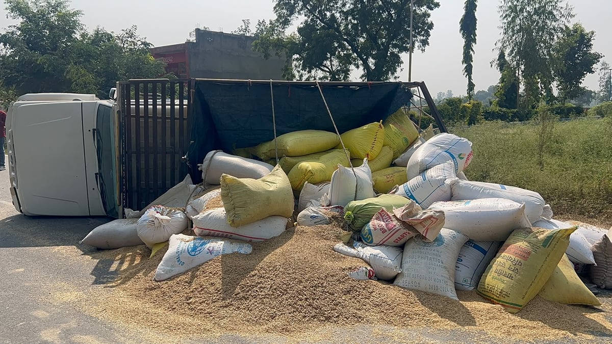 Kasganj News: टायर फटने से पलटी पिकअप, पांच किसान गंभीर