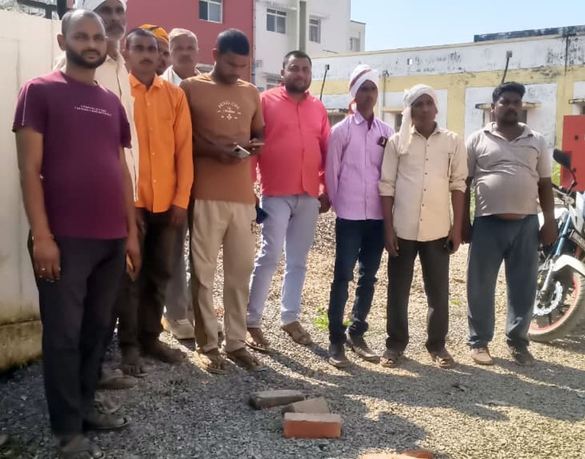 Hardoi News: पिकअप की टक्कर से बाइक सवार दंपती घायल, मासूम की मौत