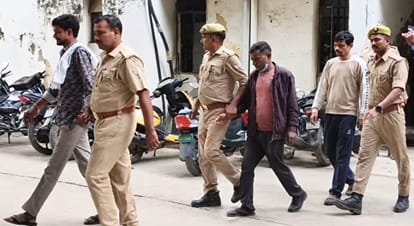 फोटो-21-आरोपियों को जेल ले जाती पुलिस। स्राेत: वीडियो ग्रैब