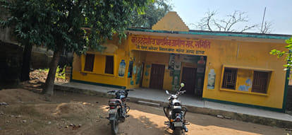 फोटो: 25 सहकारी समिति बकेवर पर लगा ताला। संवाद