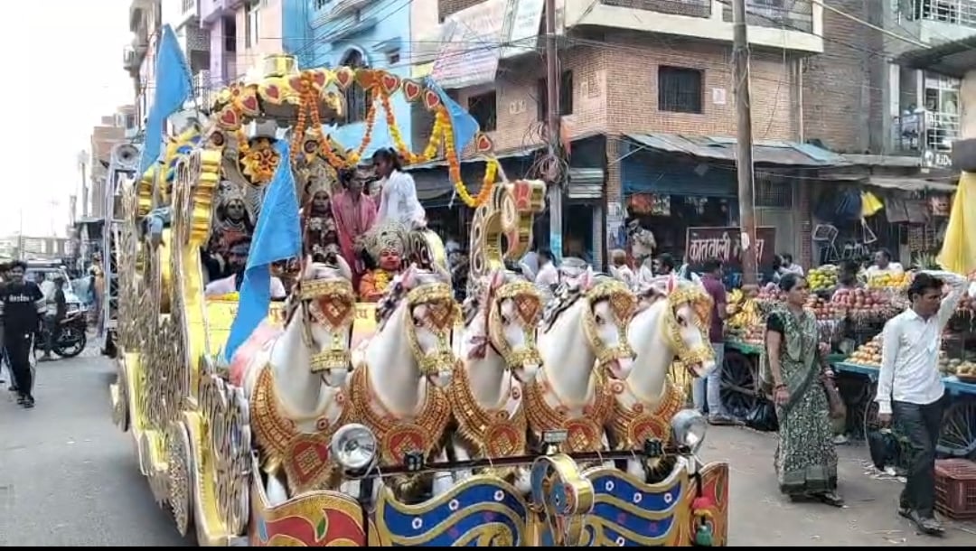 Hamirpur News: ढोल-नगाड़ों और घोड़ों के साथ निकली शोभायात्रा