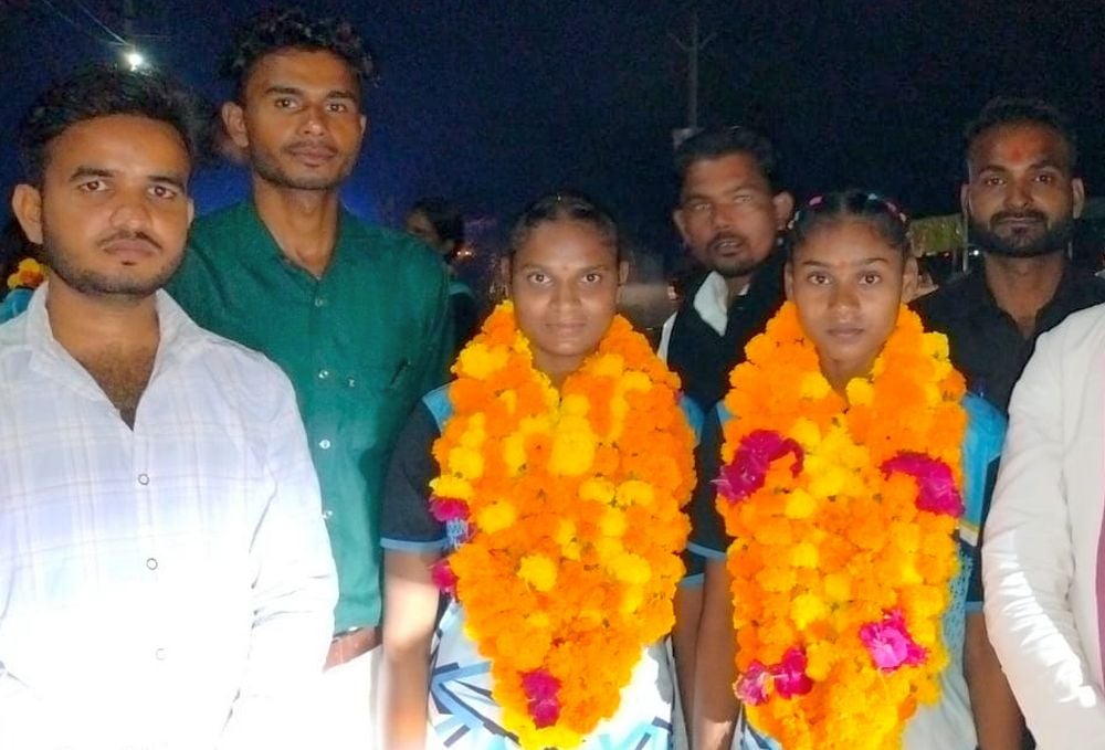 Hamirpur News: राष्ट्रीय टीम में चयनित बेटियों का किया स्वागत