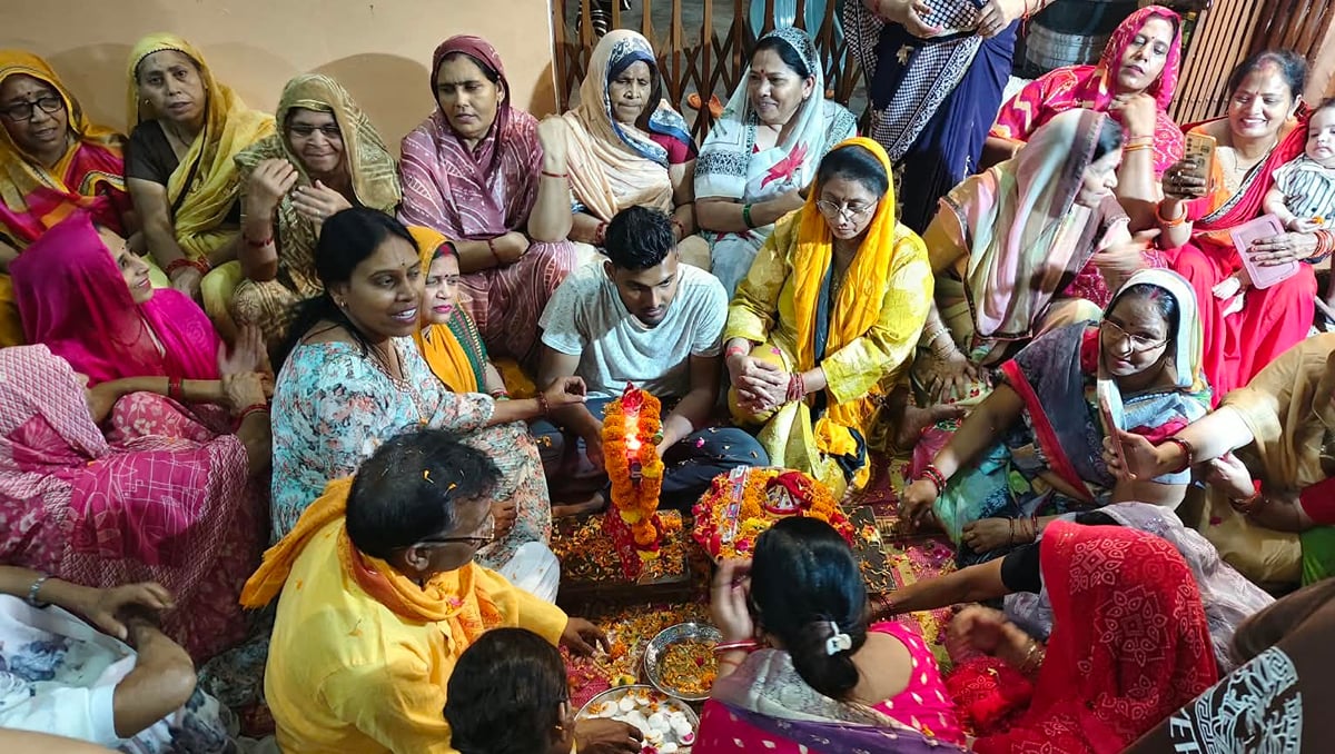 Etawah News: गाजे-बाजे संग निकली टेसू राजा की बरात, झेंझी संग डाले फेरे