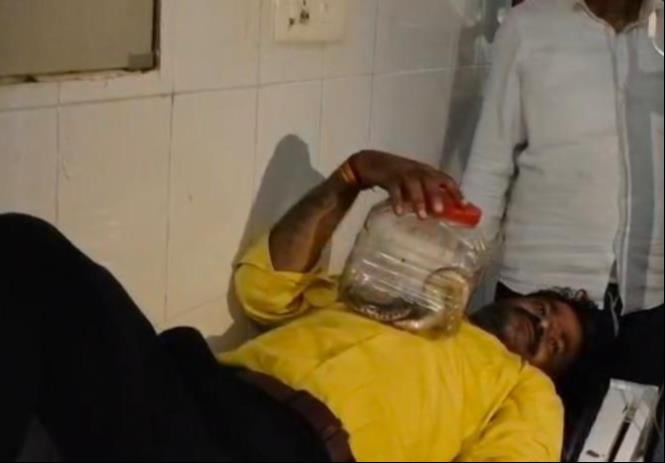 Banda News: डसा तो युवक सांप को डिब्बे में बंद कर पहुंचा जिला अस्पताल