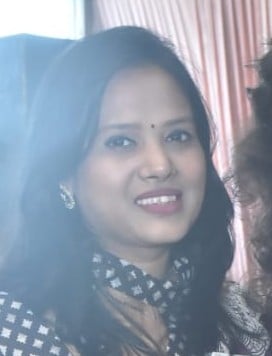 Kasganj News: करवाचाैथ पर बाजारों में रौनक, सोलह शृंगार में दिखा मॉडर्न टच
