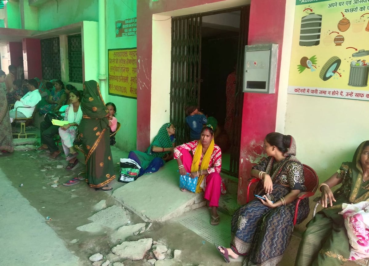 Hardoi News: बिजली जाने से दो घंटे जांचों के लिए भटकते रहे मरीज