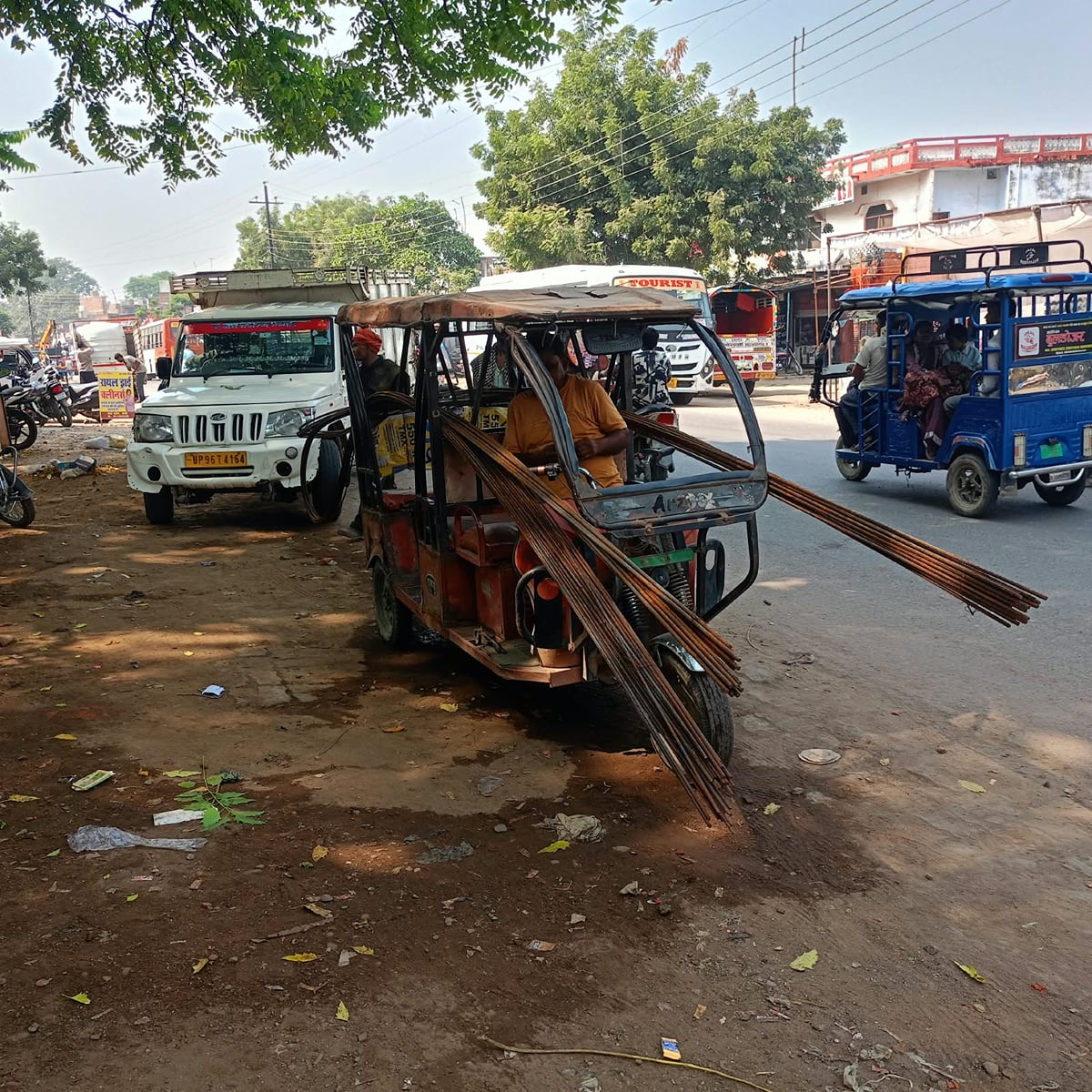 Chitrakoot News: सवारी के बजाय एंगल लादकर दौड़ रहे ई-रिक्शा