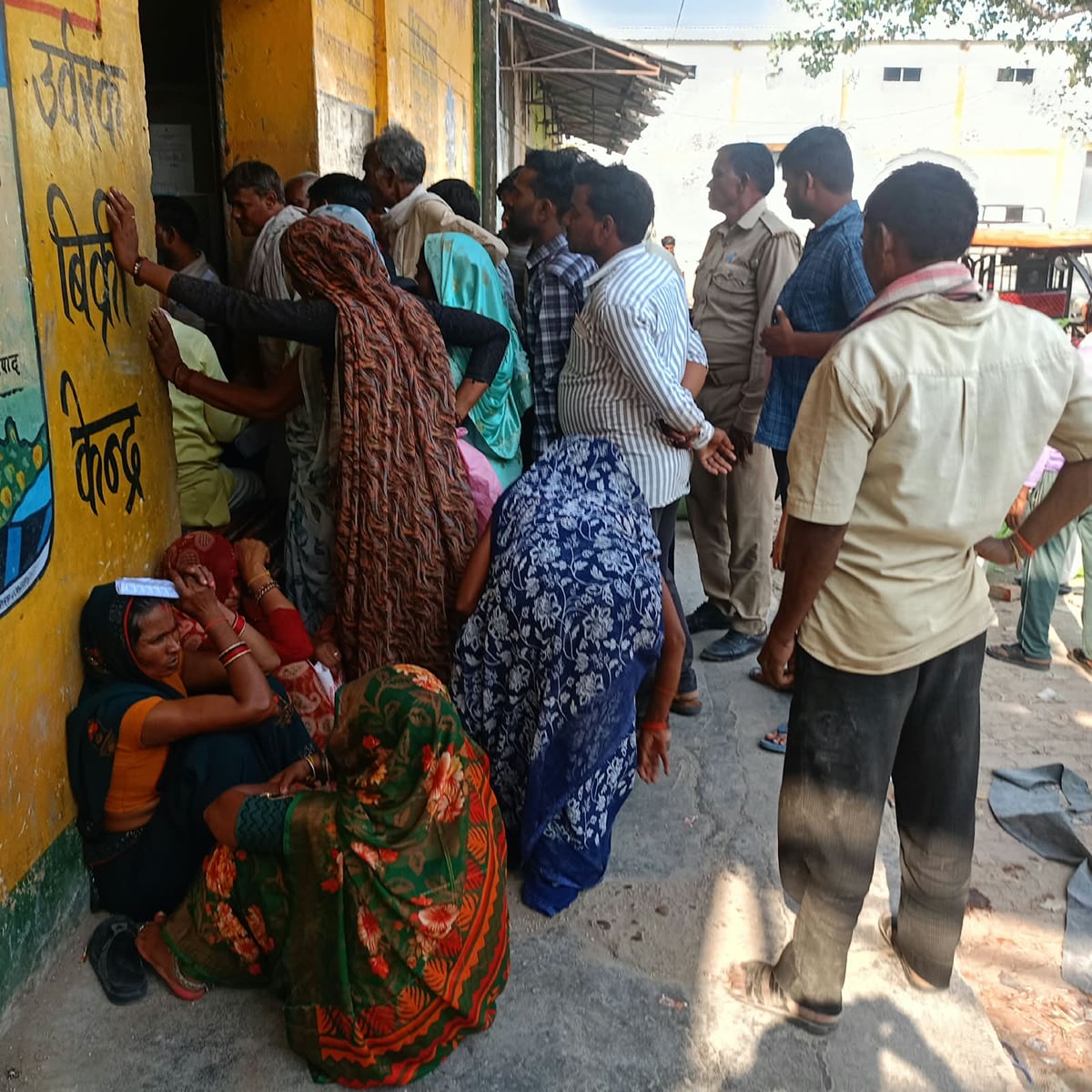 Chitrakoot News: खाद के लिए लंबी लाइनें, भटक रहे किसान