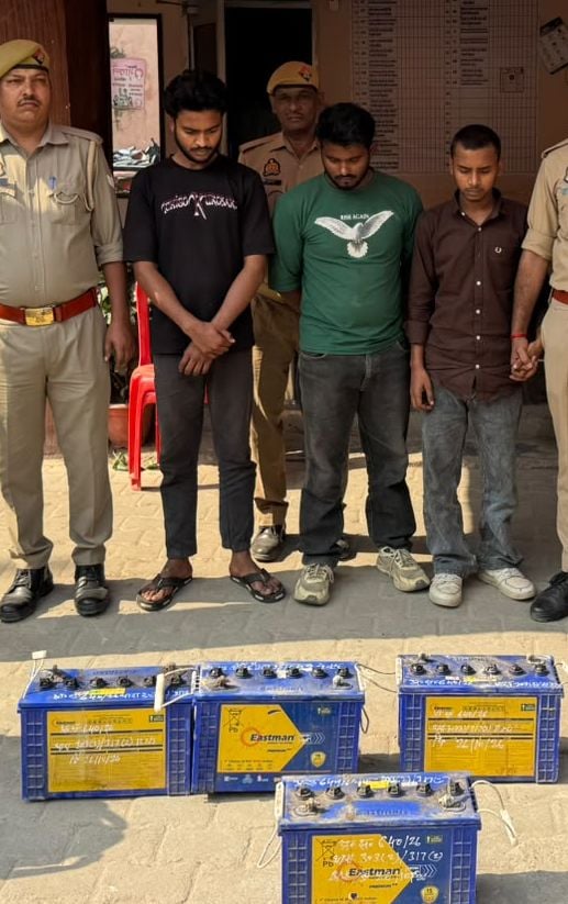 Kasganj News: ई-रिक्शा की चार बैटरी के साथ तीन आरोपी गिरफ्तार