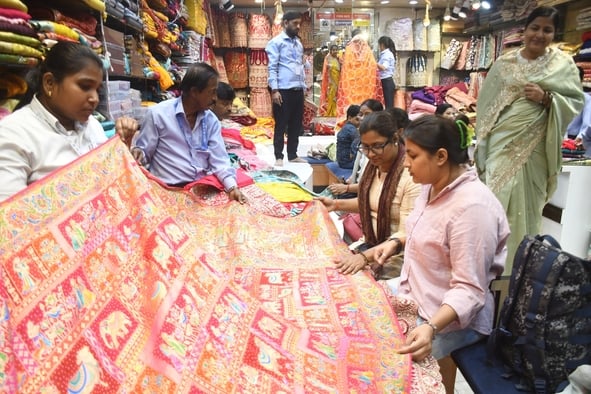 Lucknow News: साड़ी में रीति-रिवाज, गहनों में रजवाड़ा अंदाज