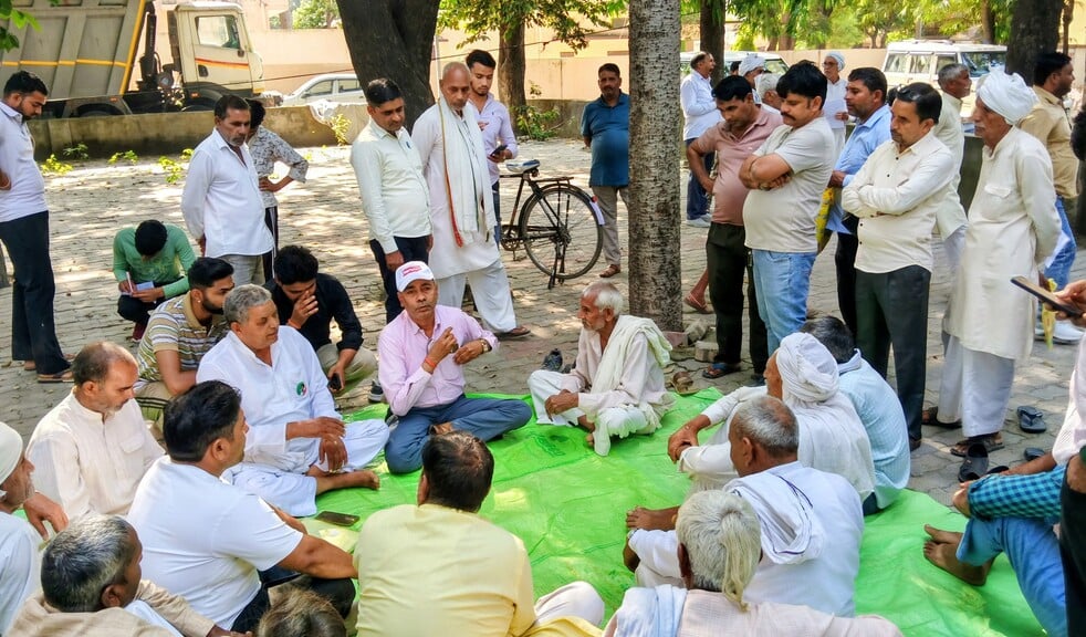 Meerut News: किसानों ने गन्ना ब्याज विवरण मांगा, आश्वासन पर धरना समाप्त