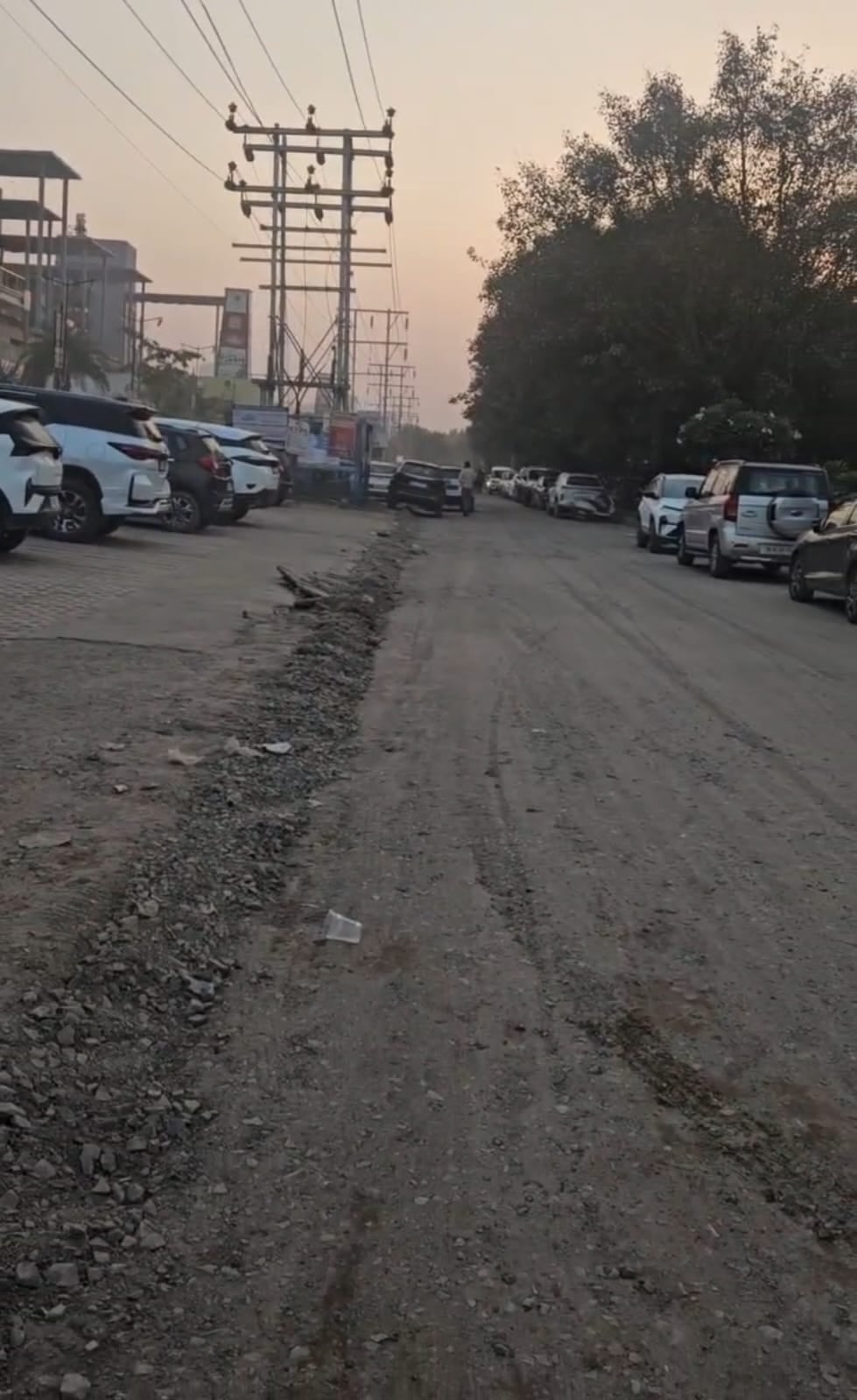 Noida News: सड़क बनाने का विरोध