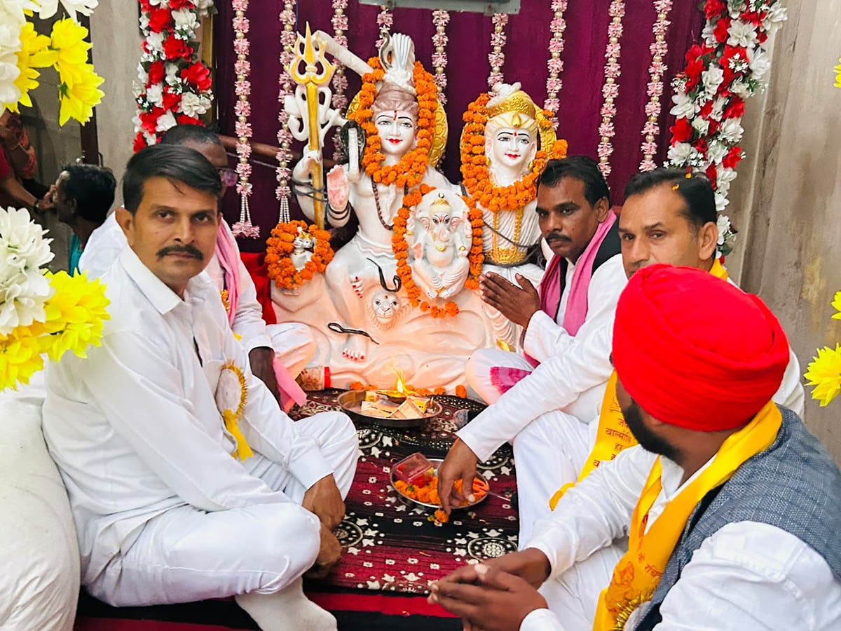 Meerut News: भैंसा में महर्षि वाल्मीकि जयंती पर भव्य शोभायात्रा निकली
