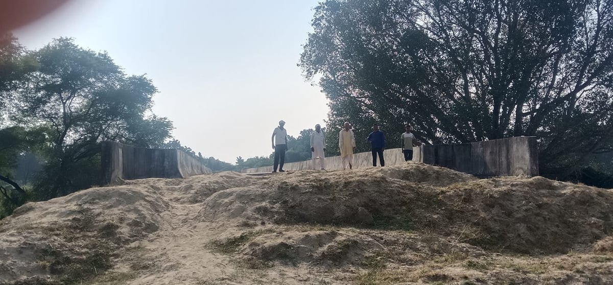 Pratapgarh News: पुल पर जाने के लिए लगाइए सीढ़ी और चढ़िए, यहां रास्ता नहीं है