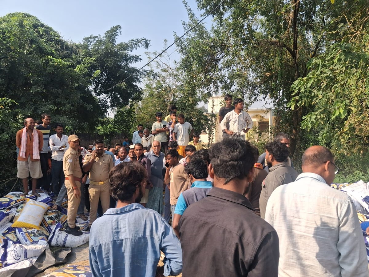 Basti News: ट्रक की टक्कर से पिता और दो बेटियों की मौत