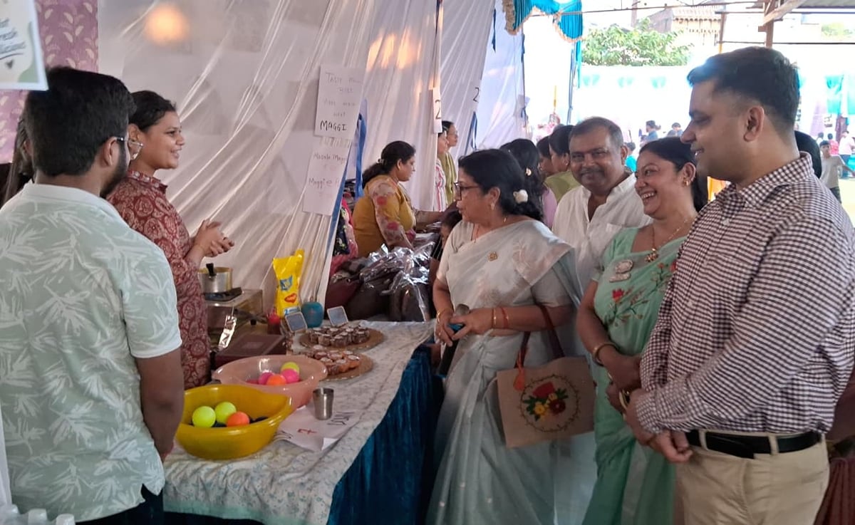Azamgarh News: हुनर हाट में एसपी सिटी ने गृहिणियों के प्रयासों को सराहा