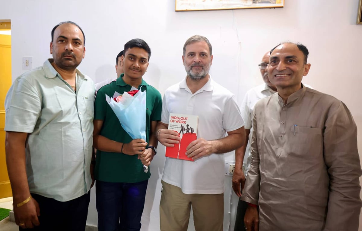 Sultanpur News: राहुल के हाथ में दिखी बेरोजगारी पर लिखी किताब