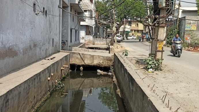 जगाधरी में मेटल फैक्टरियों के साथ बने नाले में बहता केमिकल युक्त पानी। संवाद