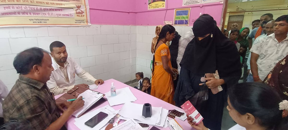 Sant Kabir Nagar News: बदलते मौसम में त्वचा रोगी बढ़े