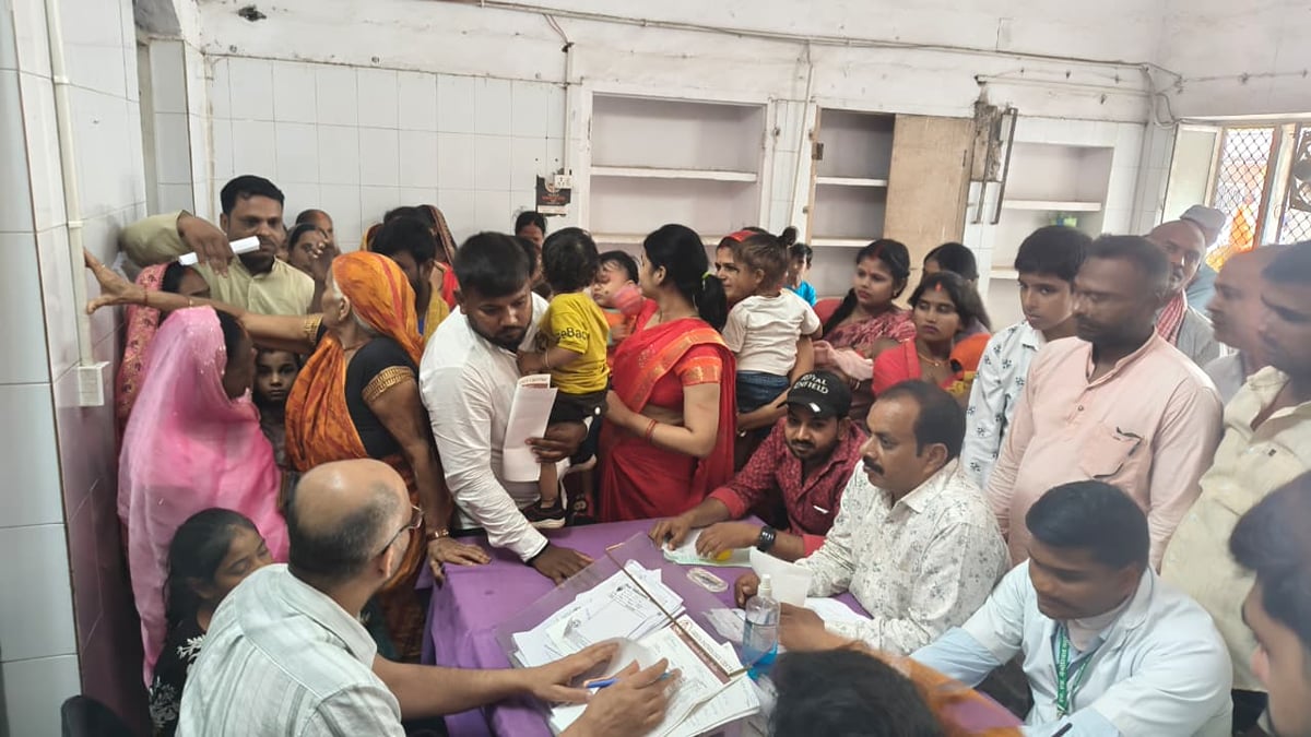 Ballia News: गले में खराश से शुरू हो रही बीमारी तेज बुखार और खांसी ने बढ़ाई मुश्किल