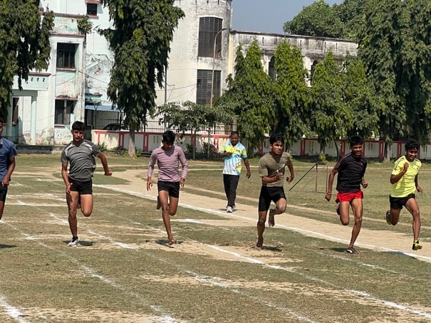 Mau News: बालक में 60 मीटर की दौड़ में आदर्श बालिका में अनू प्रथम स्थान पर रहीं