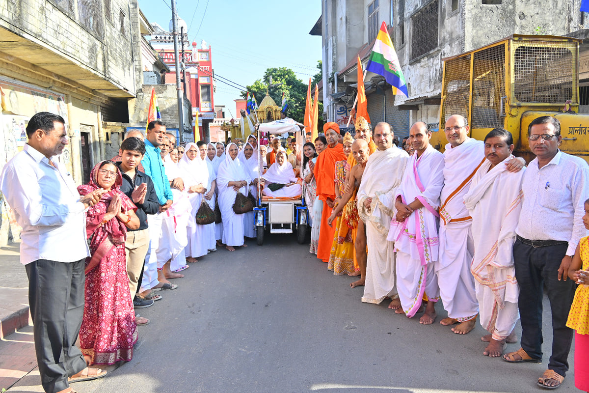 Ayodhya News: जैन जिनालय के शिखर पर हुआ कलशारोहण